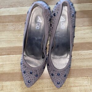 Vintage studded beige shoes 👠 with 4-1/2 inch heel.